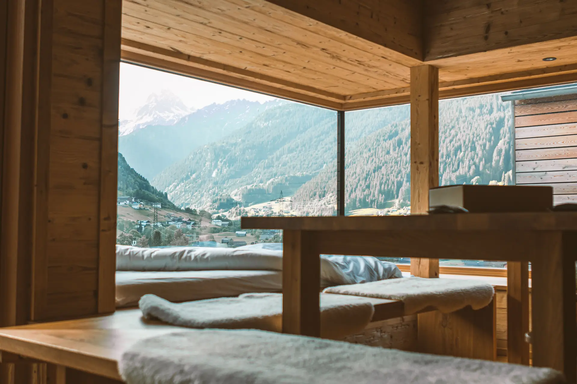 Geräumiges Hotelzimmer mit warmen Naturtönen