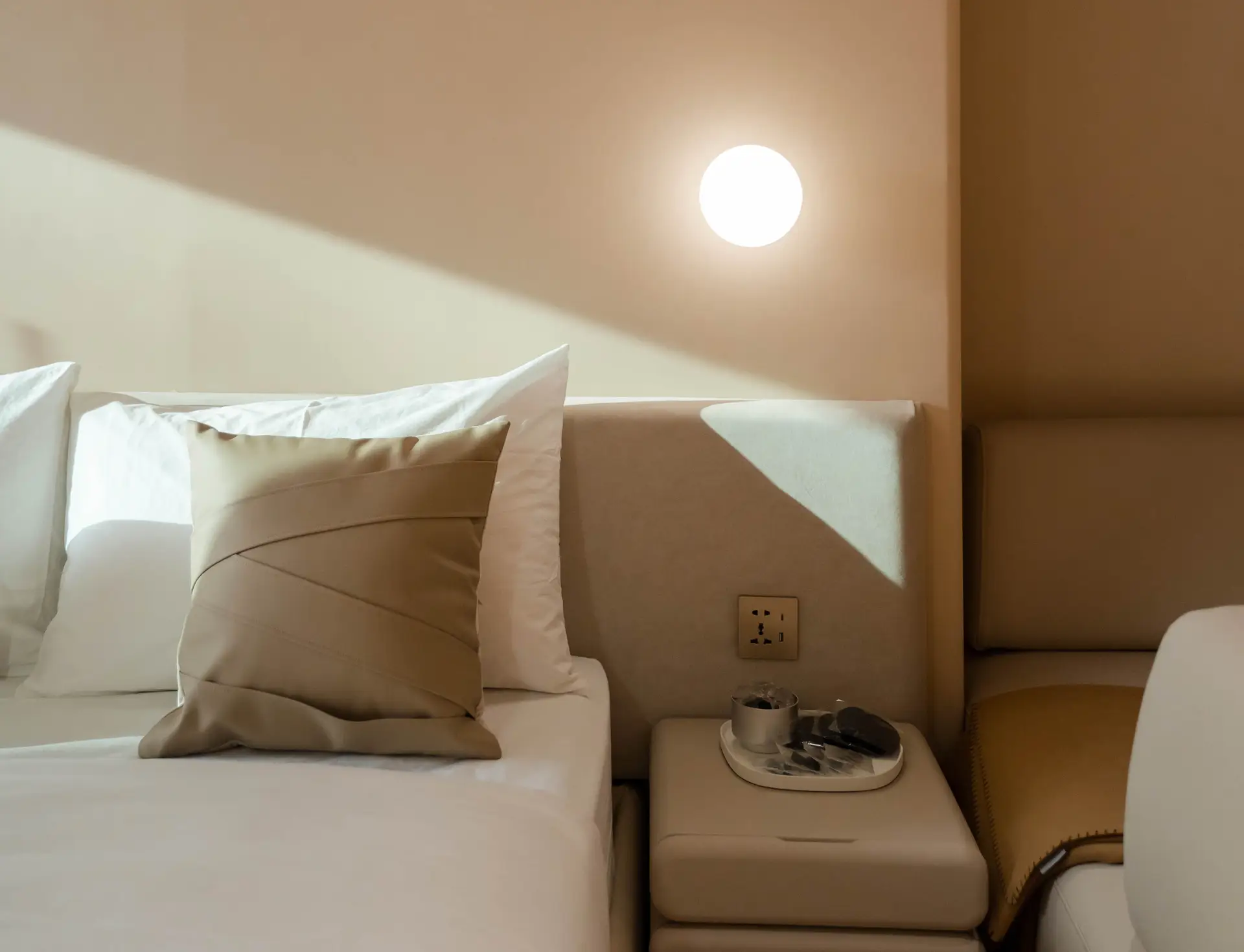 Elegantes Gästezimmer mit großen Fenstern