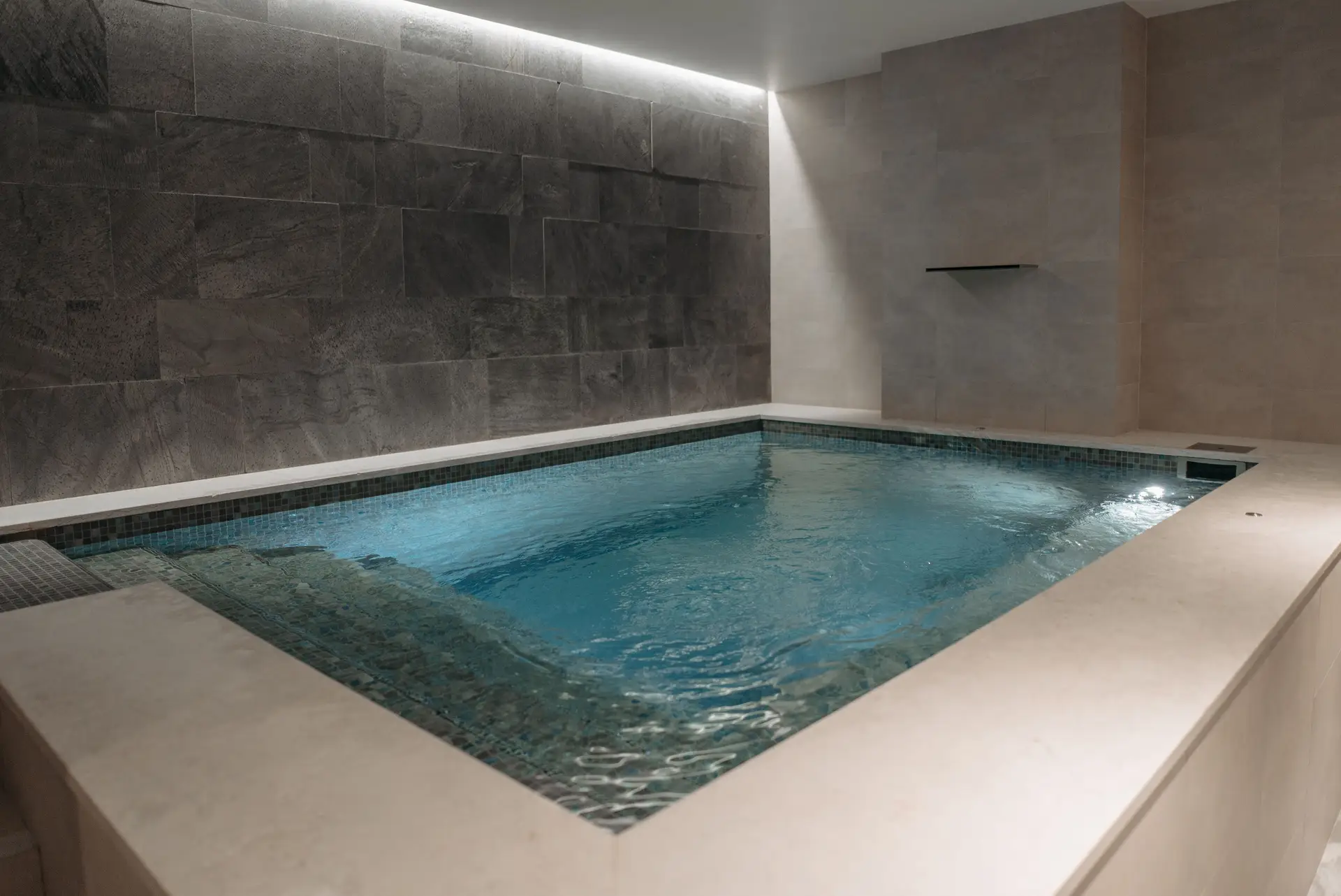 Innenpool und Ruhebereich
