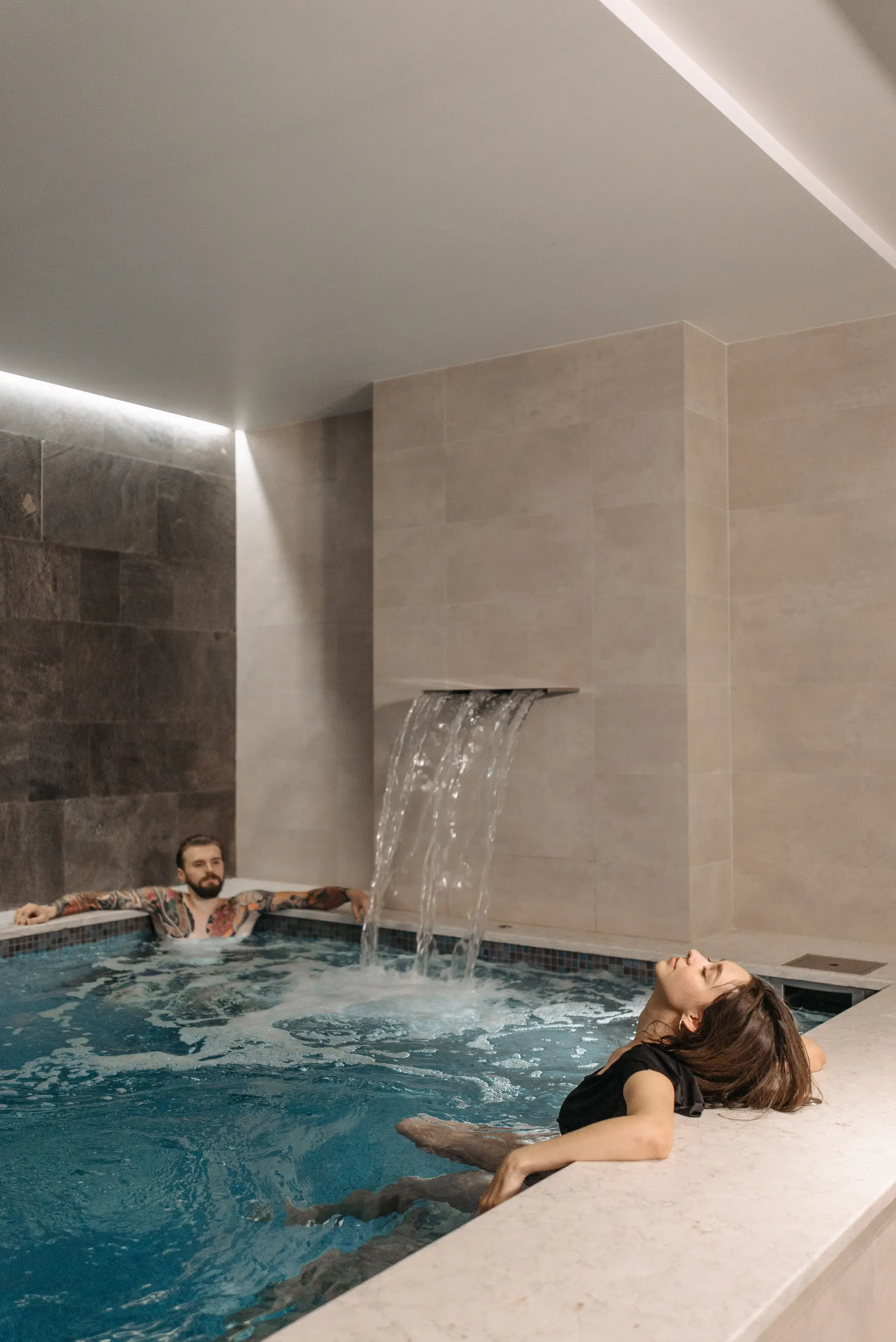 Panorama-Pool im Wellnessbereich