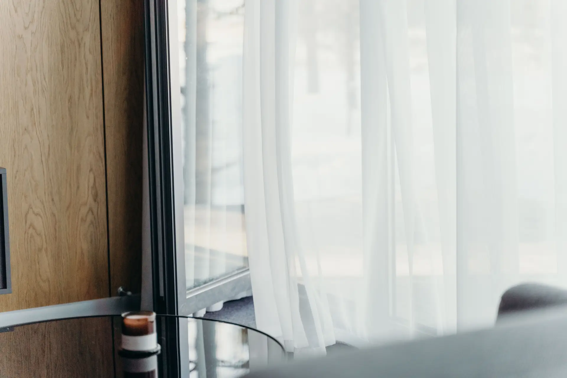 Helles Hotelzimmer mit modernem Interieur